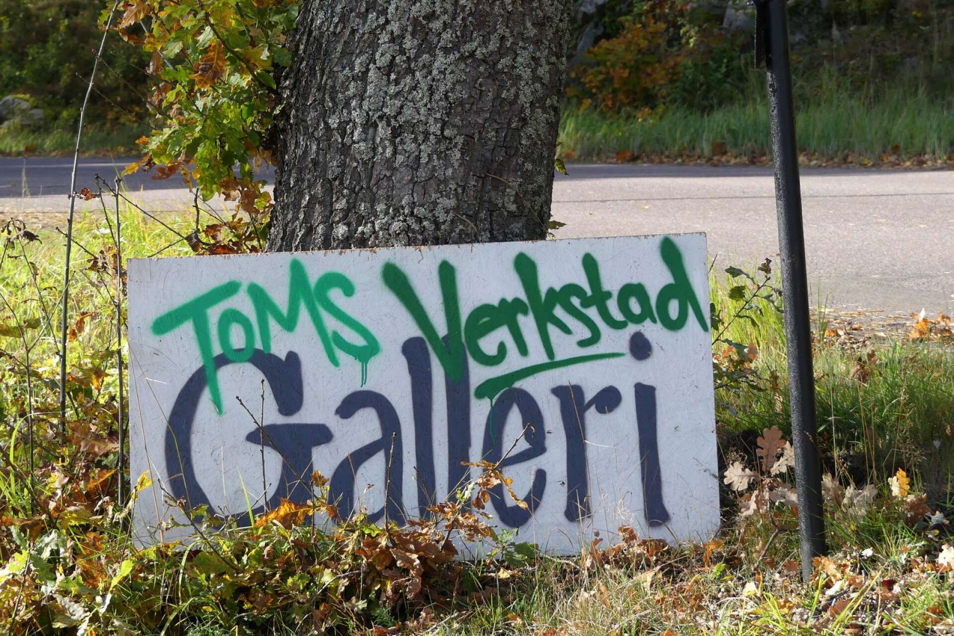 Toms verkstad i Säffle rymmer både verkstad och konst. I vår blir det flera utställningar här.