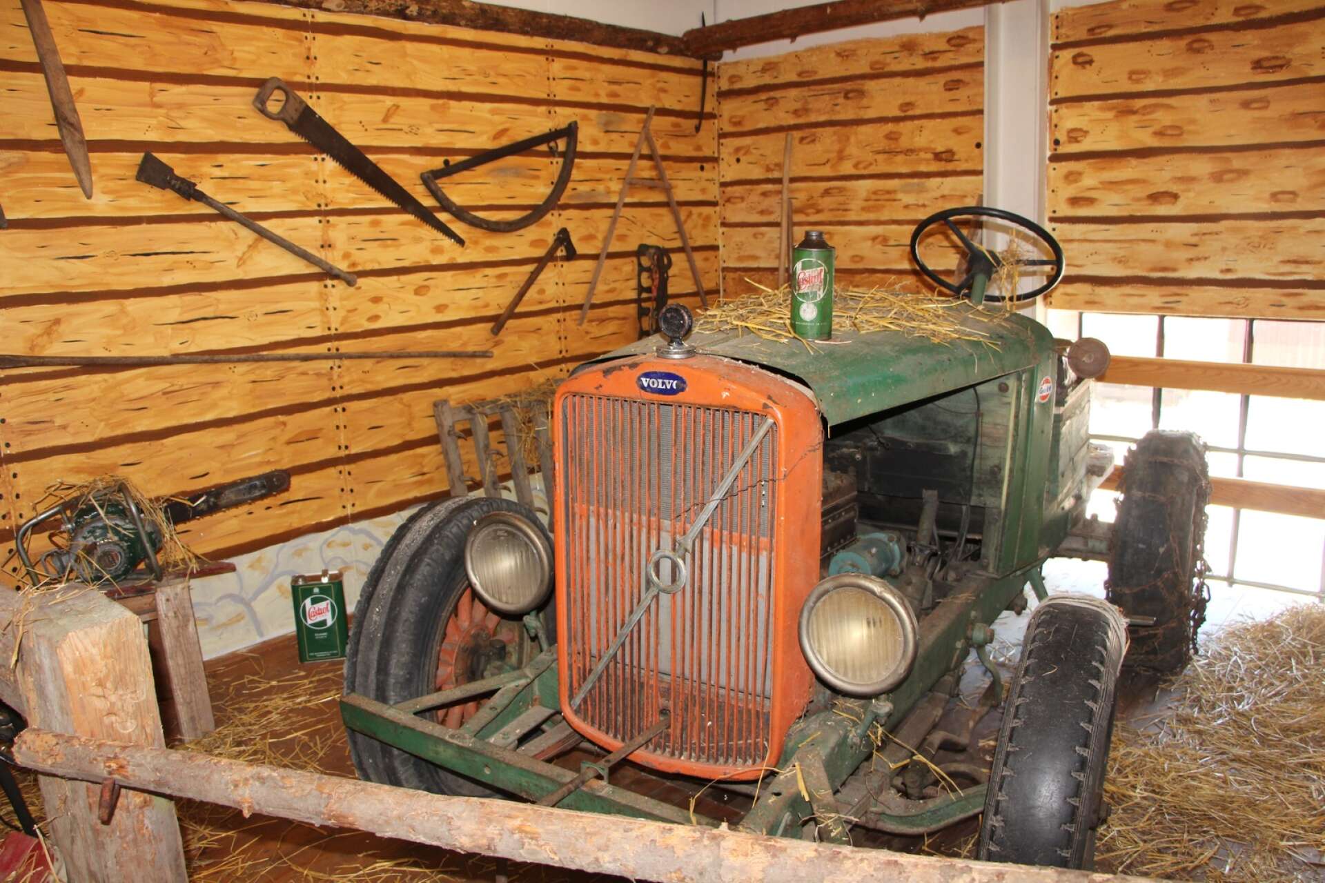 En äkta epa-traktor, en Volvo från 1928, visas nu upp på Arvika fordonsmuseum med riktig ladugårdskänsla.