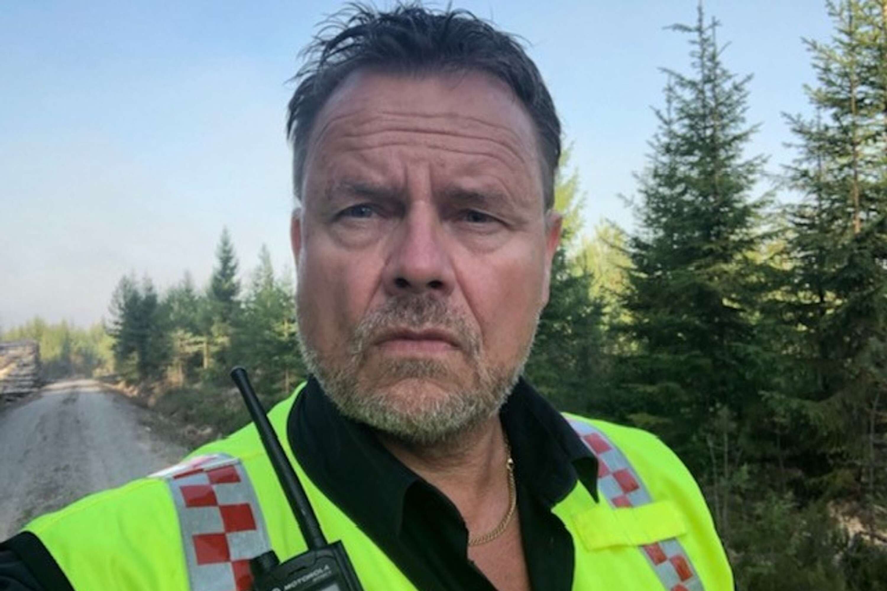 Peter Karlsson, räddningsledare vid Bergslagens Räddningstjänst, berättar om hur branden upptäcktes med hjälp av en satellit.