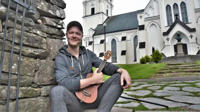 Musiken har varit Love Persson liv i många år. Imorgon onsdag blir det pianokonsert i Sunne kyrka. 