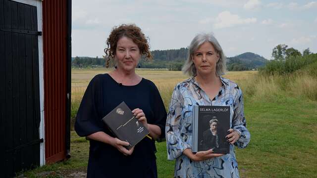 Anna-Karin Palm och Anna Nordlund med sina uppmärksammade böcker om Selma Lagerlöf innan samtalet i Stallet på Mårbacka.