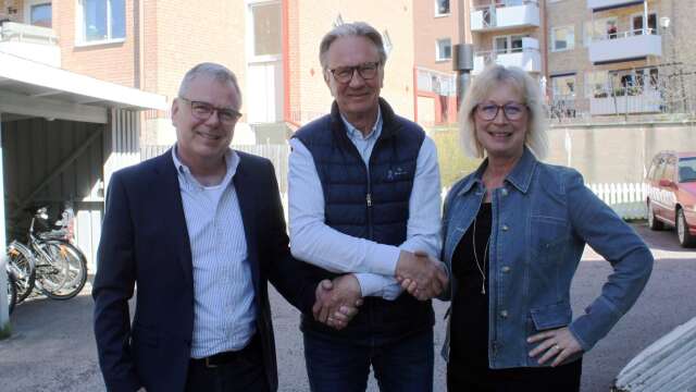 Företagsaffären är klar. Lars Lindhe, i mitten,  säljer Exitpartner Värmland till Sofia och Rickard Rydahl, Karlstad.