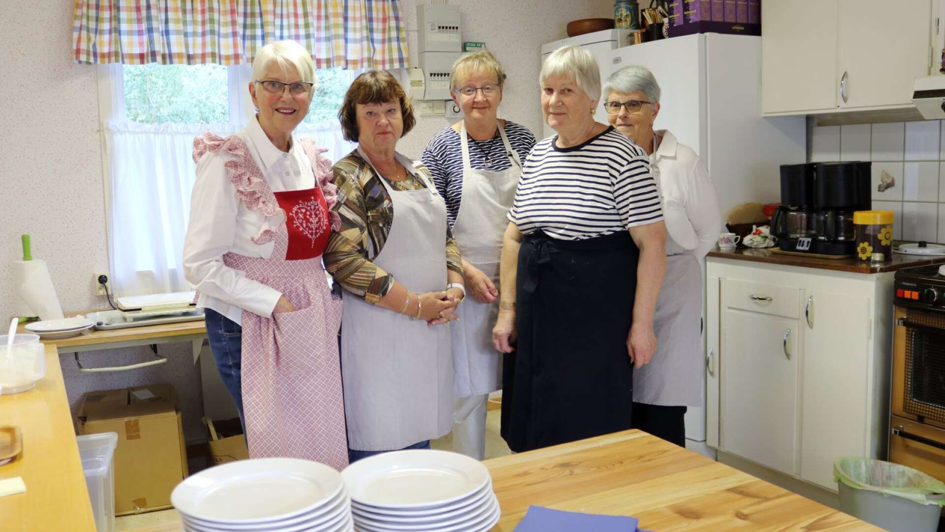 Caisa Mattson, Margareta Wall, Eva Karlsson, Kerstin Pilz och Mari Bergkvist Kronblad håller ordning i köket på våffelcaféet.
