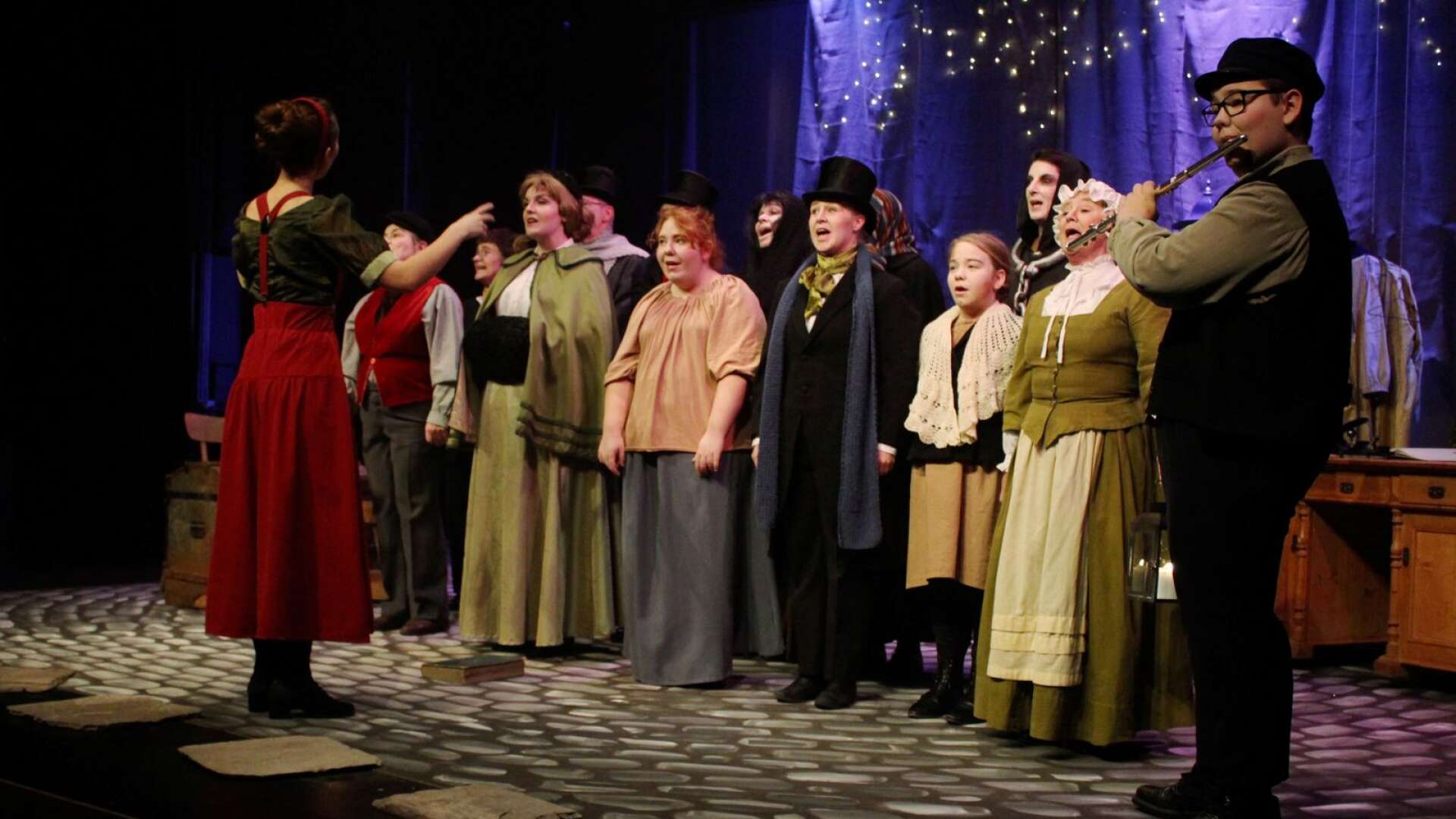 Pjäsen inleddes med en körsång med samtliga skådespelare.