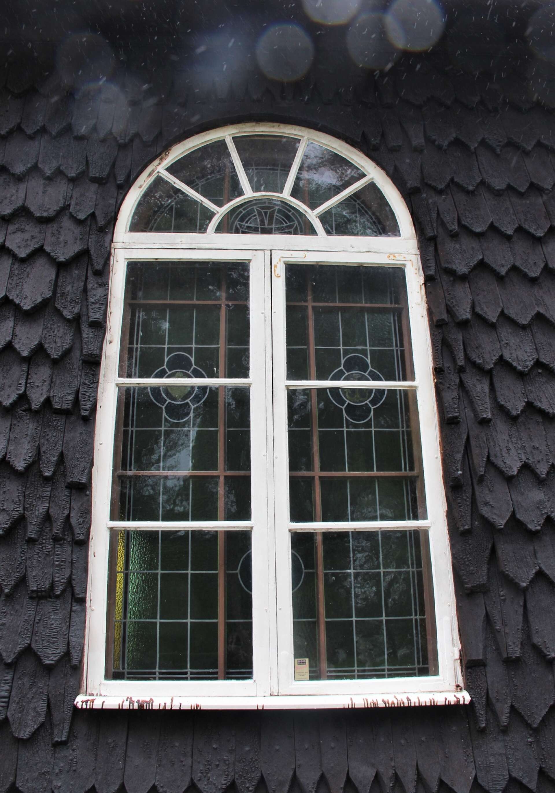 De rundbågade fönstren med spröjsverk ska renoveras på Nysunds kyrka.