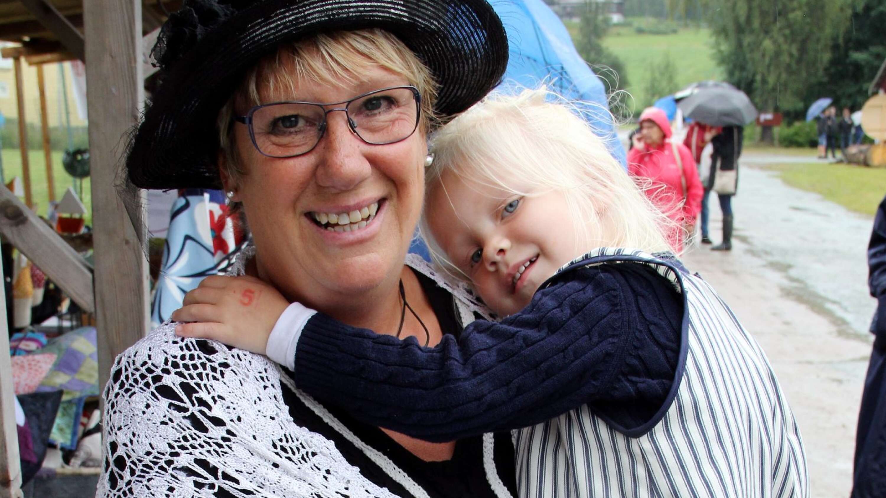 Christina Gustafsson, Laxarby, hade sytt barnbarnets Agnes Gustafsson, 3,5 år från Åmål, klänning. 