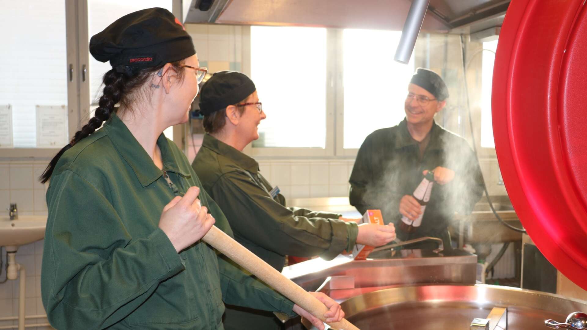 Hemvärnet övar på att laga mat i storkök i Brogårdsgymnasiets kök.