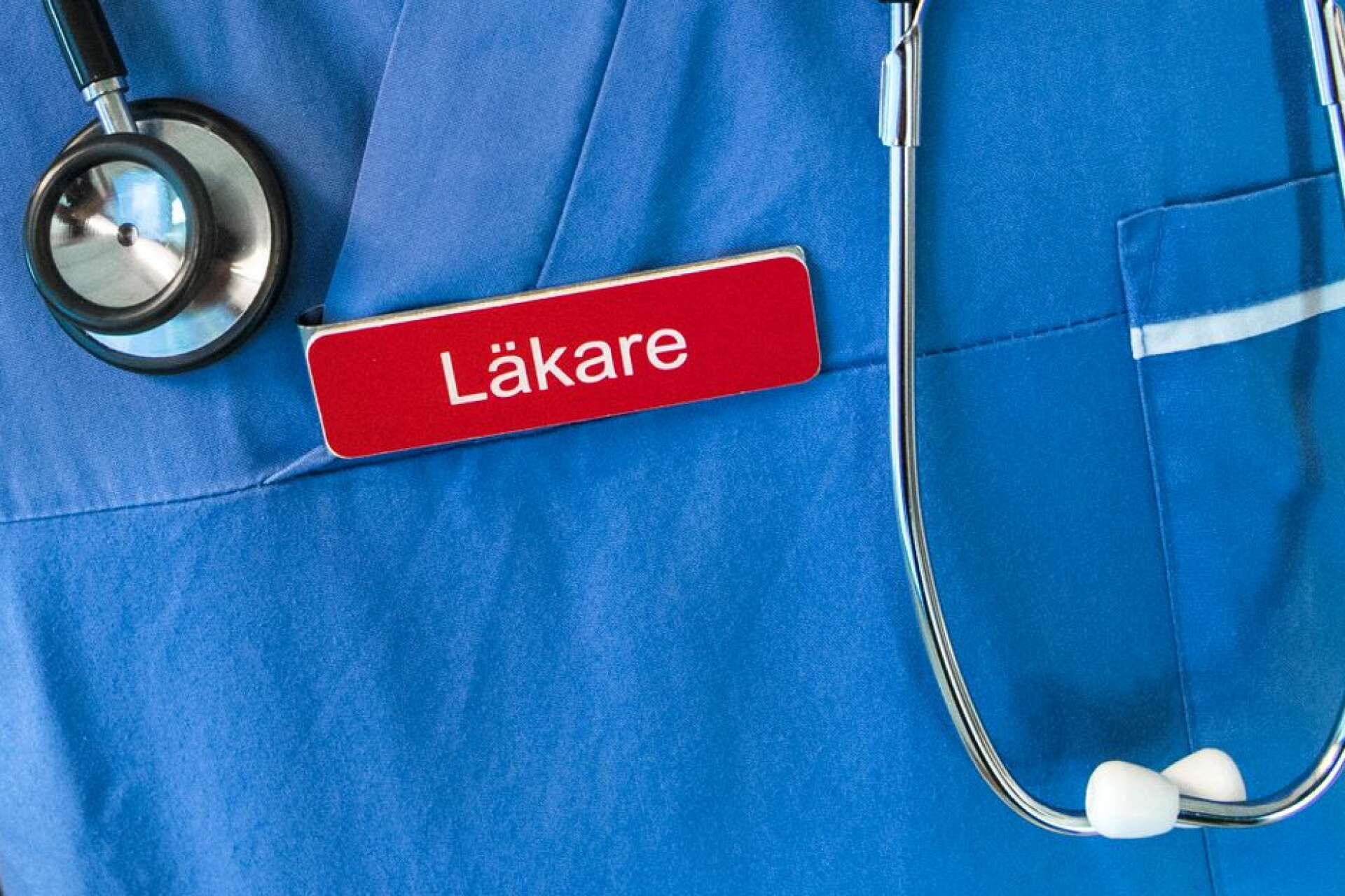 En läkare som varit verksam i Dalsland, fråntas sin legitimation.