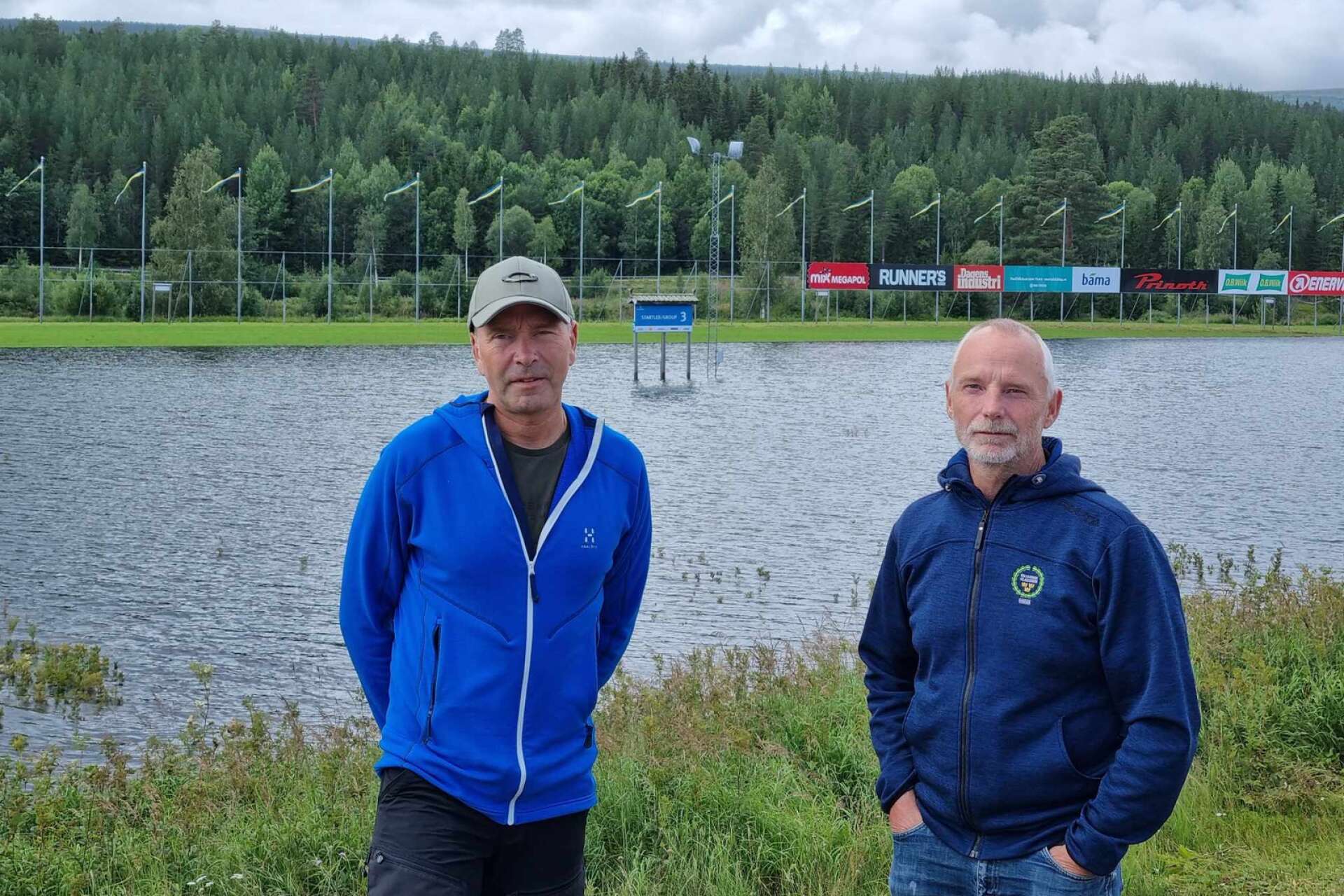 Michael Karlsson, till vänster och Lars Vessman på plats vid det översvämmade startfältet i Sälen.