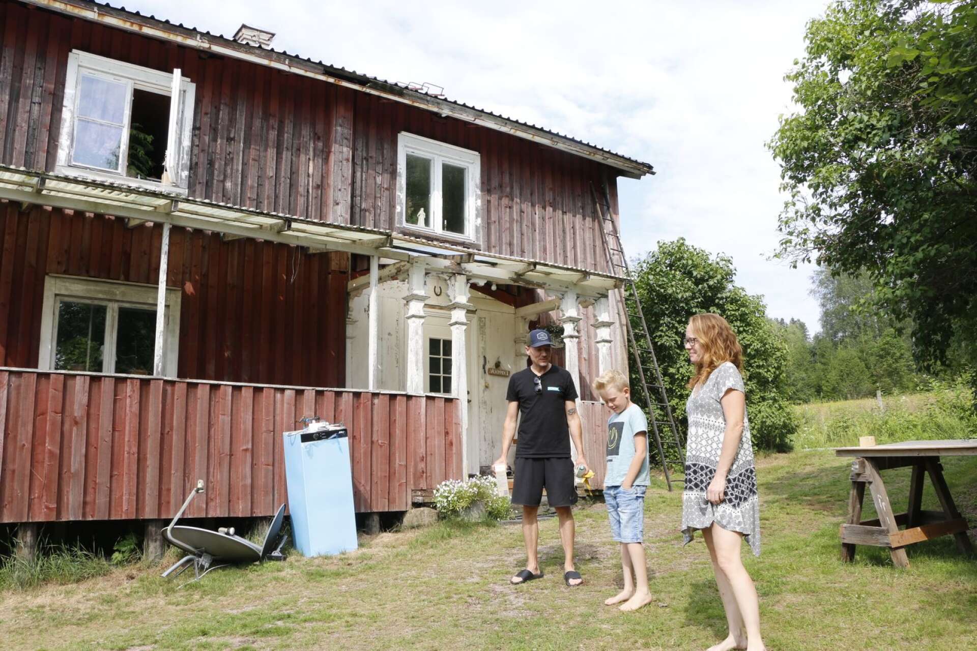Sami Hämäläinen, Ameo Larsson och Helena Larsson har bott en knapp månad i det tidigare ödehuset i Örtenästorp. 