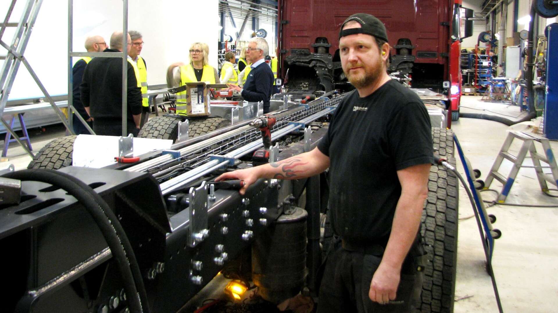 Marcus Boman jobbar med lastbilspåbyggnaden vid OP Höglunds, Säffle.