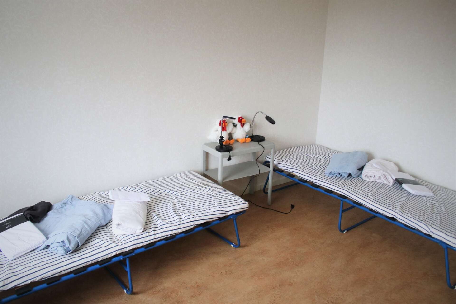 Åmåls kommun har ett stort lager sängar som nu placeras ut i lägenheter och i församlingshemmet som kommer att användas som akutboende. 