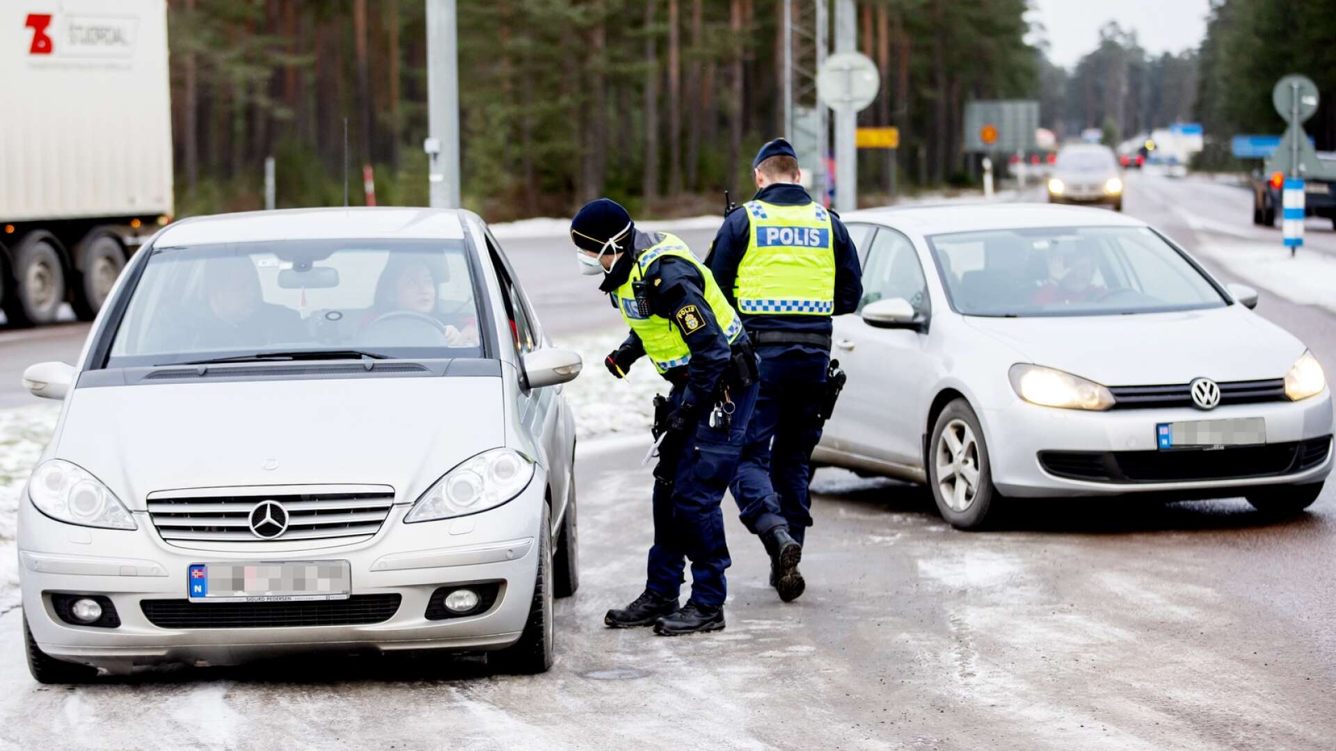 Från och med tisdag ska polisen kontrollera så att de personer som vill in i Sverige kan uppvisa ett negativt covid-test.