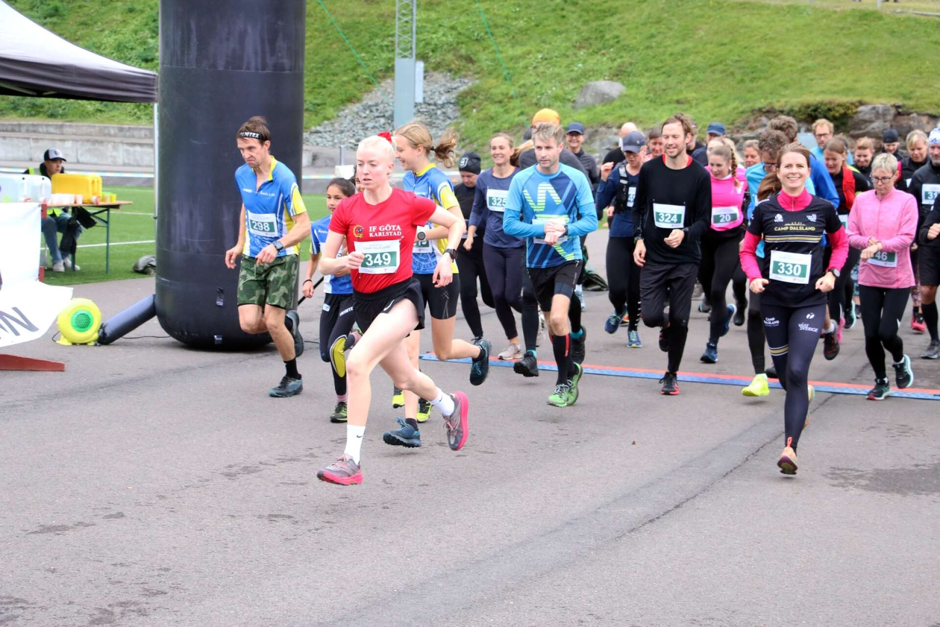 Starten går i 9 kilometersklassen. Wilma Karlsson ledde från start till mål. Till höger Lisa Pedersen (330), ordförande i Camp Dalsland.