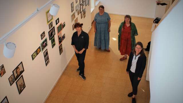På måndag öppnar årets elevutställning i konsthallen. Jessica Fleetwood, Malin Robertsson Harén, Ulla Björkdahl och Charlotte Elenius är några av lärarna på kulturskolan. 