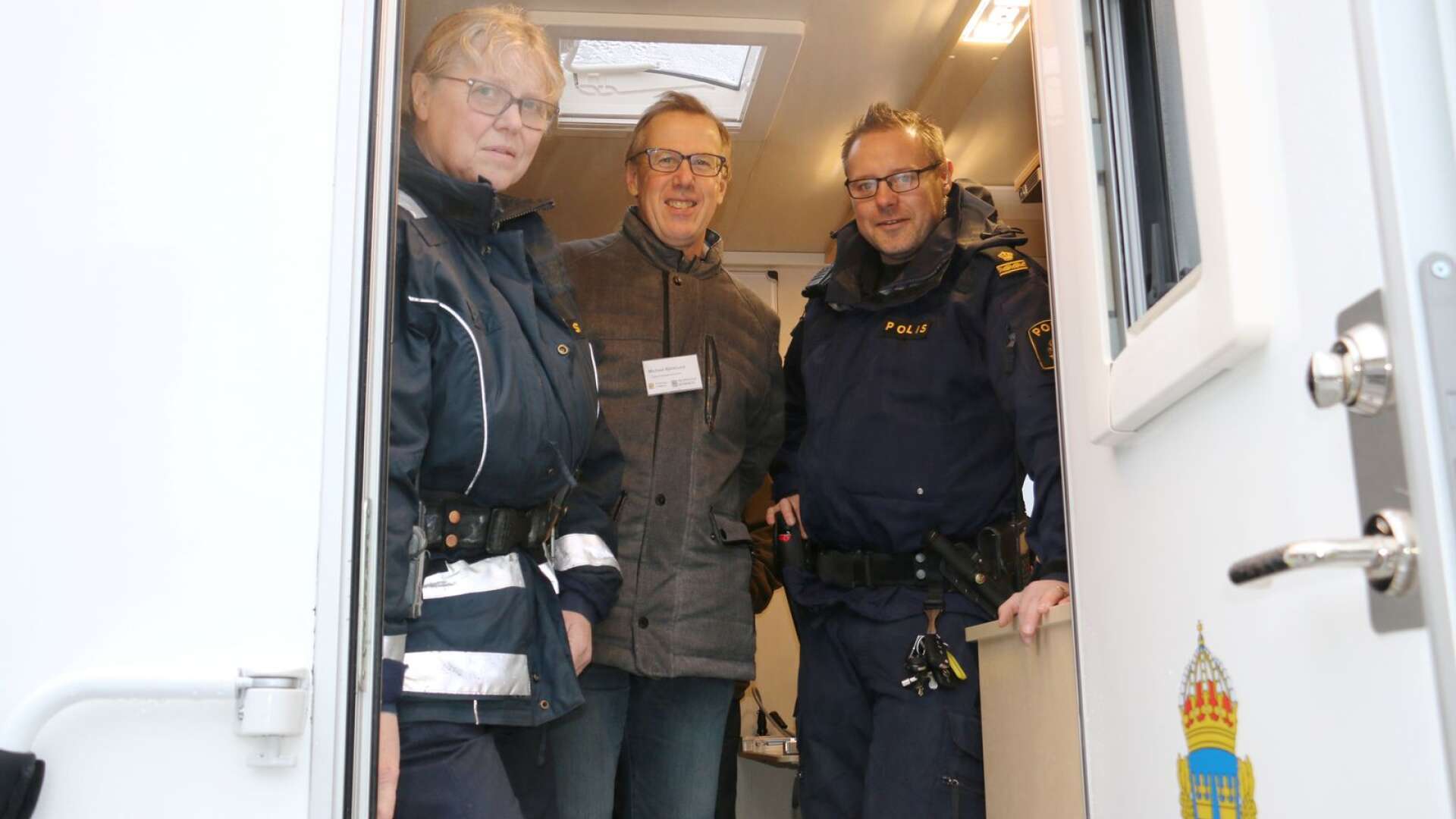 Polisen är på plats på Filipstads julmarknad med sin nya husbil. Sonja Jansson, Michael Björklund (kommunen) och Fredrik Lundberg mötte medborgarna och diskuterade brott och otrygghet.
