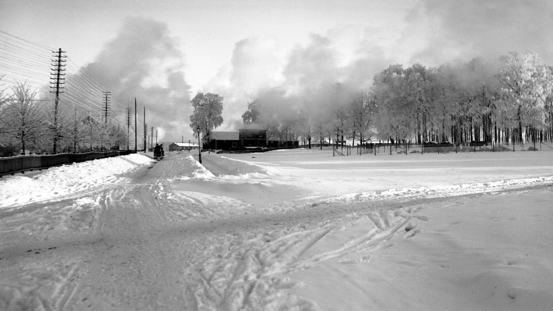 Under början av veckan föll snön hejdlöst från himlen vilket resulterade i en mängd vi inte sett i Karlstad på åtminstone två år. Annat var det på 1910-talet. Då såg det ut så här vid Åttkanten, med Östra stations banområde till vänster.