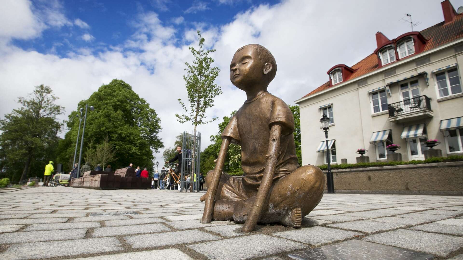 Längs Älvpromenaden finns redan många konstverk, bland annat den här skulpturen av Emma Kronvall.