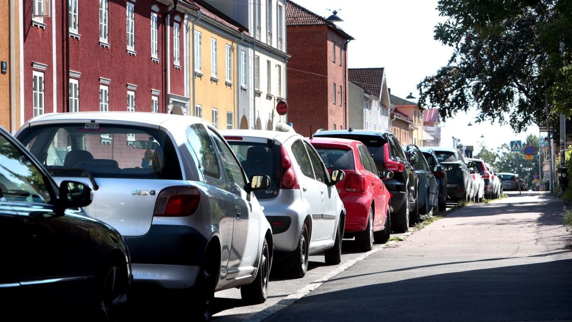 Det är gratis att parkera längs gatorna på Herrhagen i Karlstad till skillnad mot många andra stadsdelar. Nu föreslår S att man ska analysera all parkering i stan för att få till en mer rättvis situation mellan stadsdelarna.