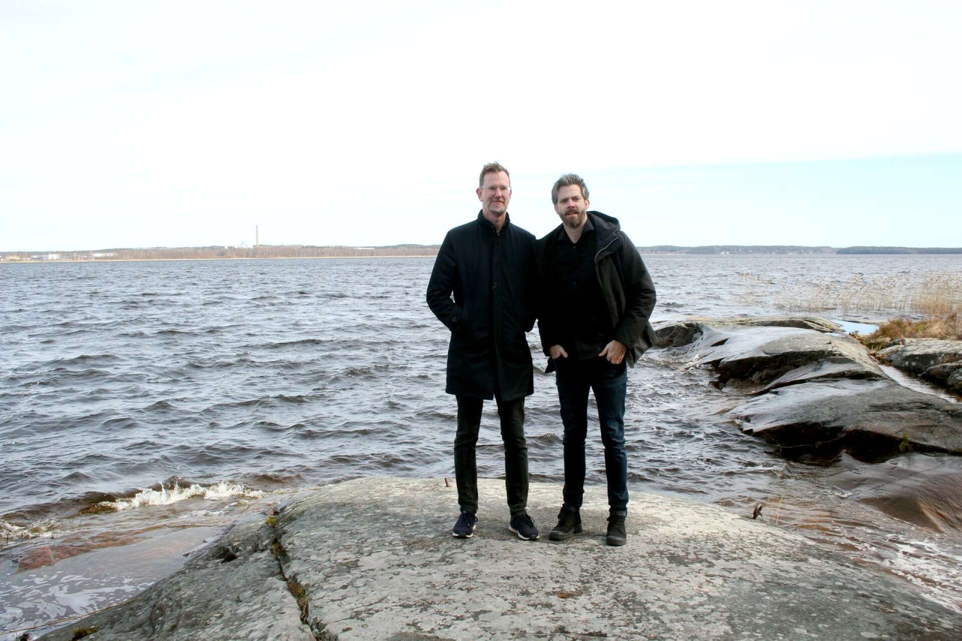 Peter Mohlin och Peter Nyström håller sig kvar på Hammarö och Karlstad när de fortsätter sin deckargärning med nästa bok om John Adderley.
