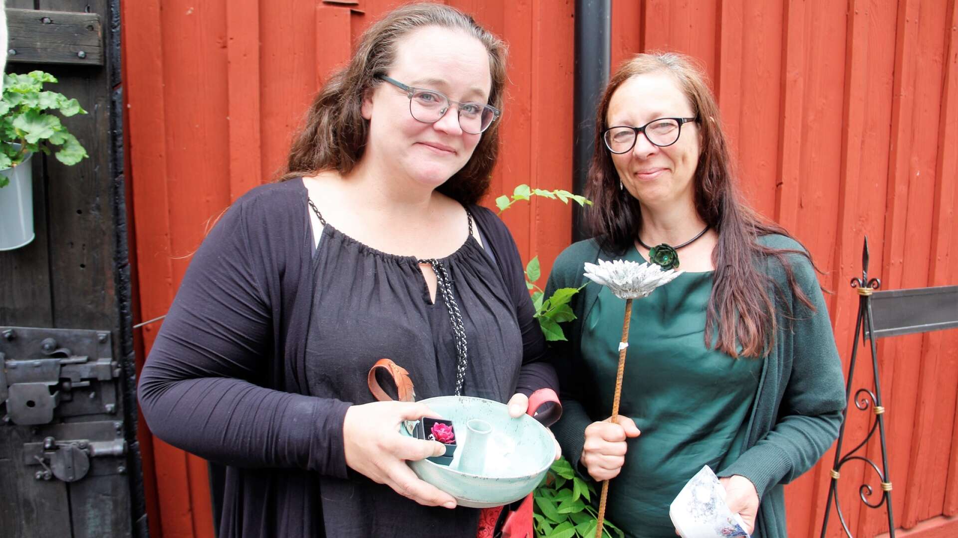Smyckesdesignern Pija Alexandersson och keramikern Anki Johansson ställer ut på Hantverksmagasinet i Åmål under tre veckor i juli. De visar både helt egna alster och en del som är gjorda i samarbete.