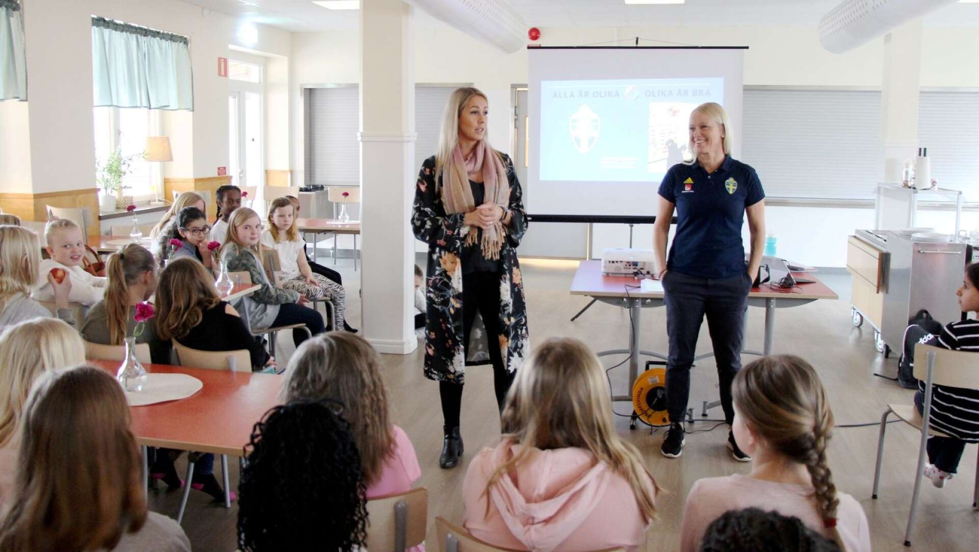 Malin Hjalmarsson, Gullspångs kommun och Anneli Bergdahl, Svenska fotbollsförbundet, presenterar ett integrationsprojekt.