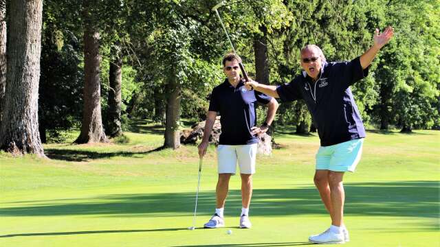 Steffo Törnquist och Niklas Strömstedt arrangerade på fredagen ”The Battle of Knistad”. En del av golfveckan på Knistad, men med galna och avslappnade regler.