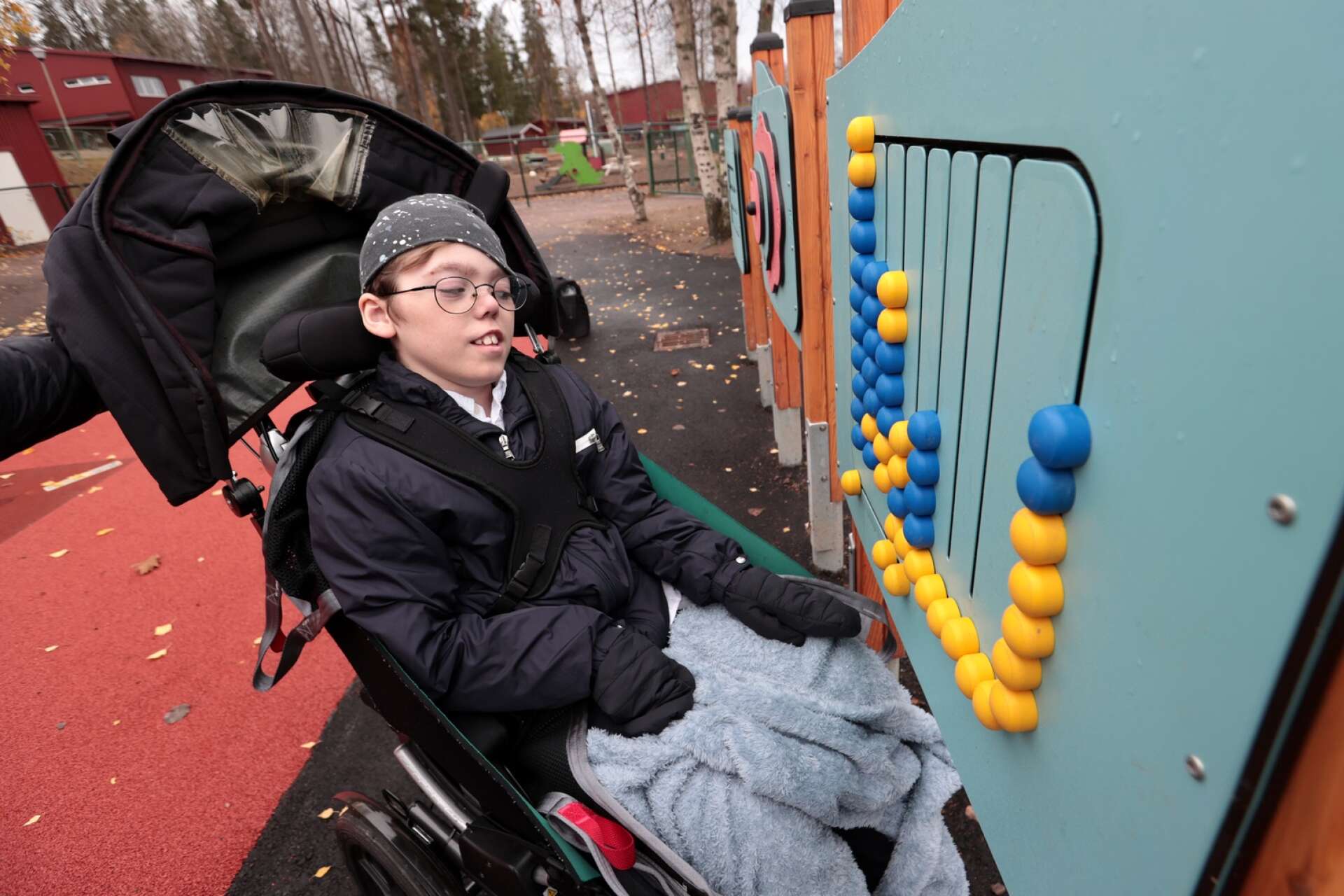 Douglas Eklund, 11, använder lektavlorna som är uppsatta i en passande höjd för eleverna med rullstol.
