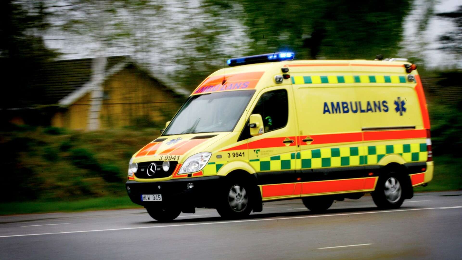 En sjuksköterska inom ambulansen i östra Värmland är oroad över indragen nattambulans.