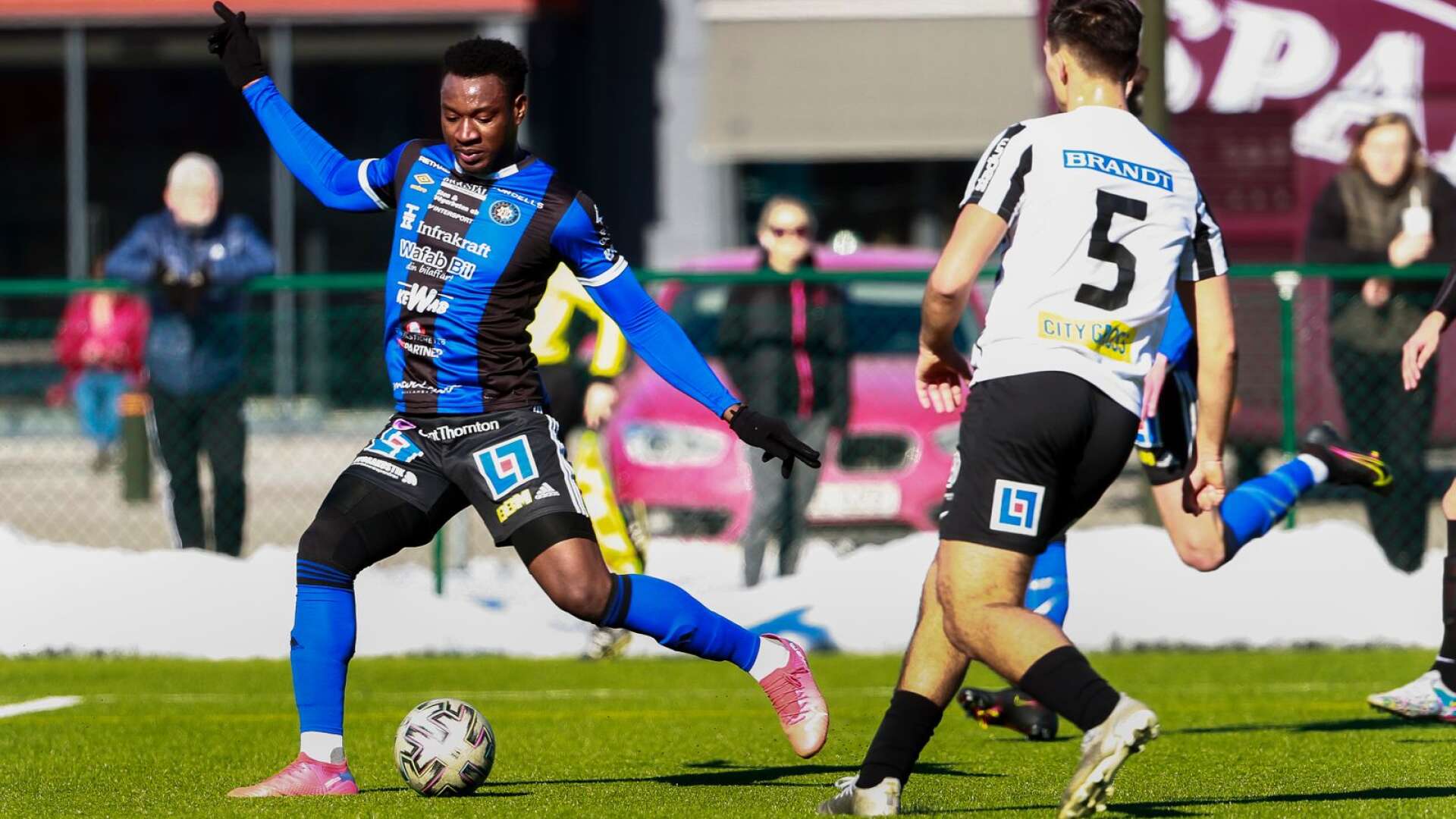 Isaac Boye gjorde tre av Karlstads sex mål i träningsmatchen mot division 2-laget Herrestads AIF.