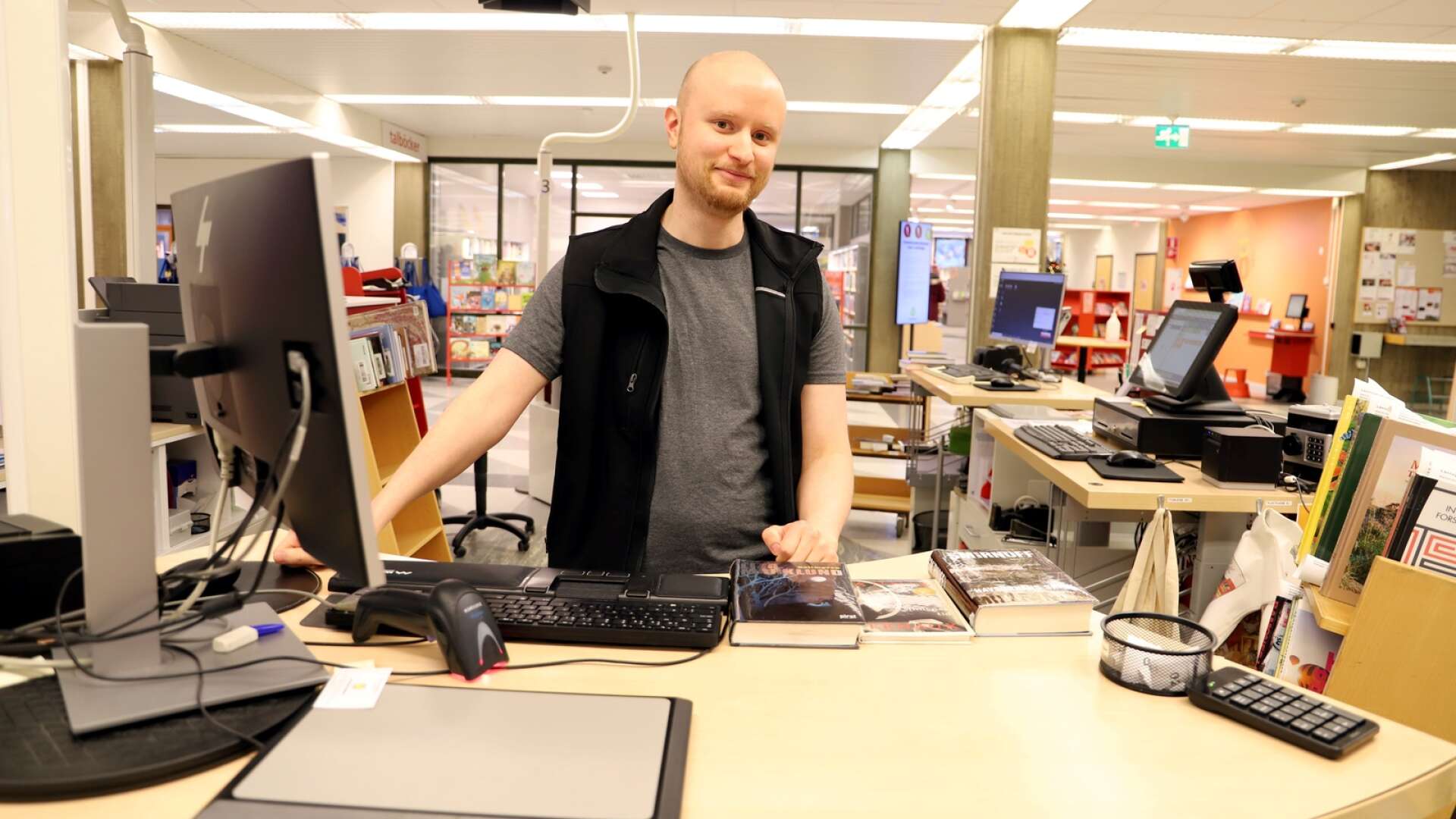 Andreas Johansson, biblioteksassistent och systemvetare på Karlstad stadsbibliotek, har full koll på vilka böcker som lånades ut mest på värmländska bibliotek under 2022.