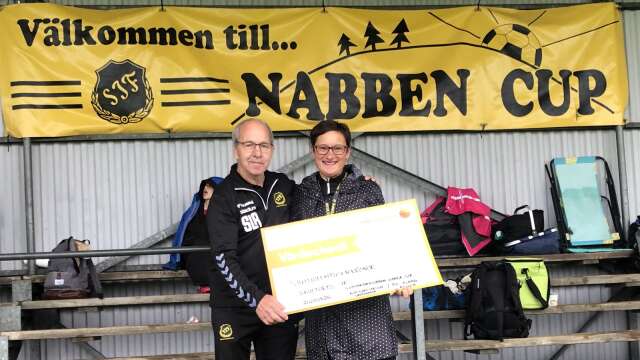 Ordförande Marie Ekman fick ta emot 75 000 kronor från supporterklubben Gamla SIF.
