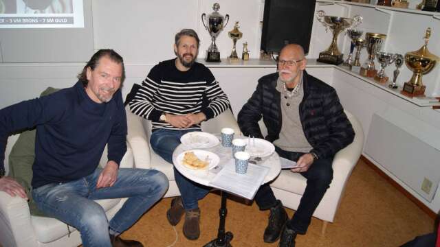 Roger Johansson, Rickard Wallin och Ingvar Börjeson på onsdagens idrottscafé i Ängevi ishall.