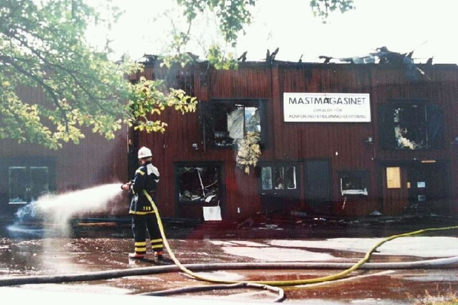 Branden på Mastmagasinet 1994. Det är Magnus Henricsson som står och släcker. 