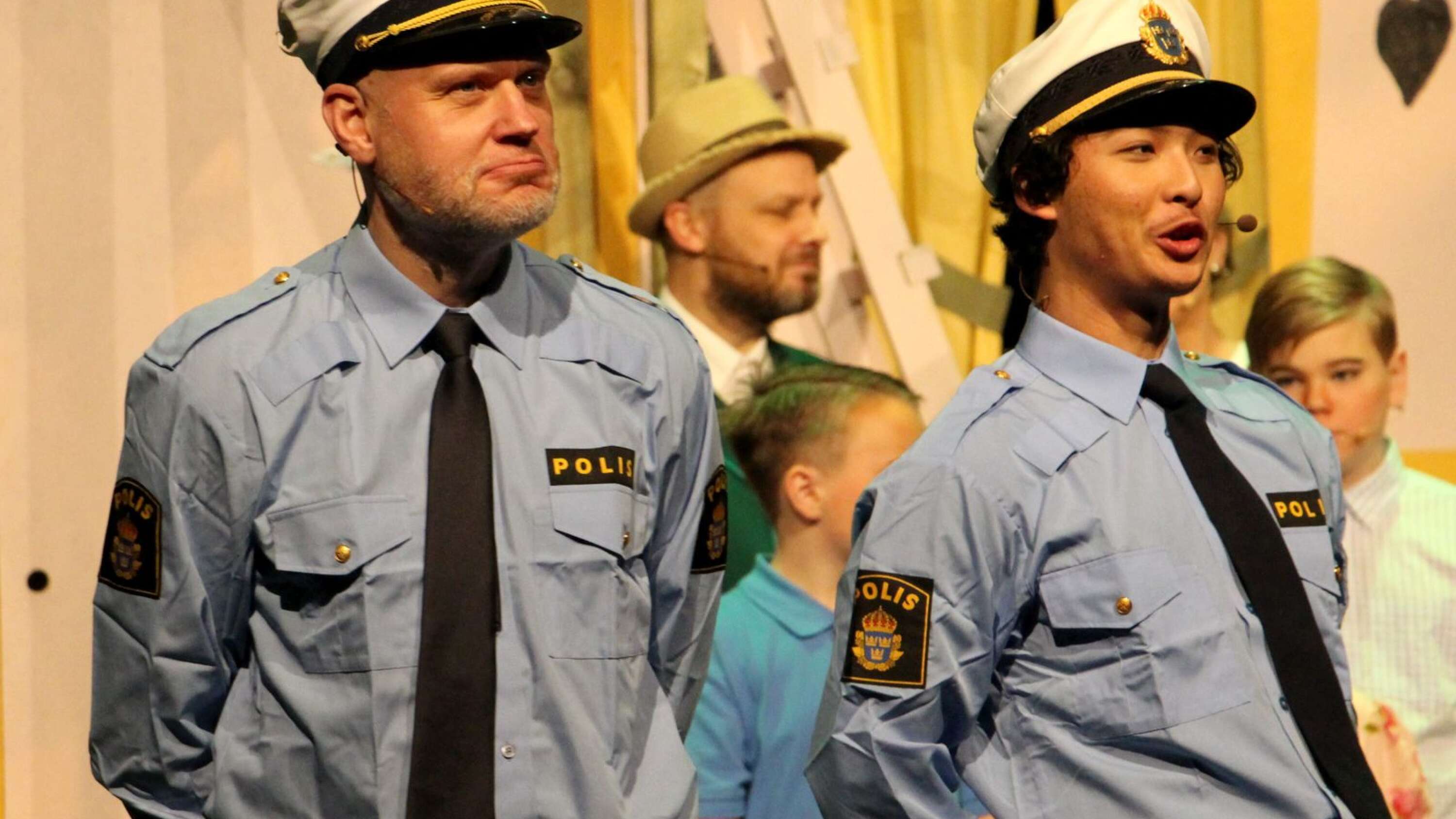 Poliserna Kling och Klang (Anders Larsson och Ahta Yaw).