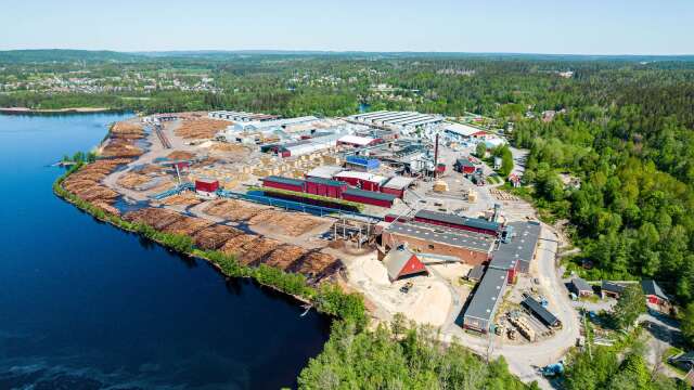Här, vid Valåsens sågverk i Karlskoga, investerar Moelven i en ny pelletsfabrik.
