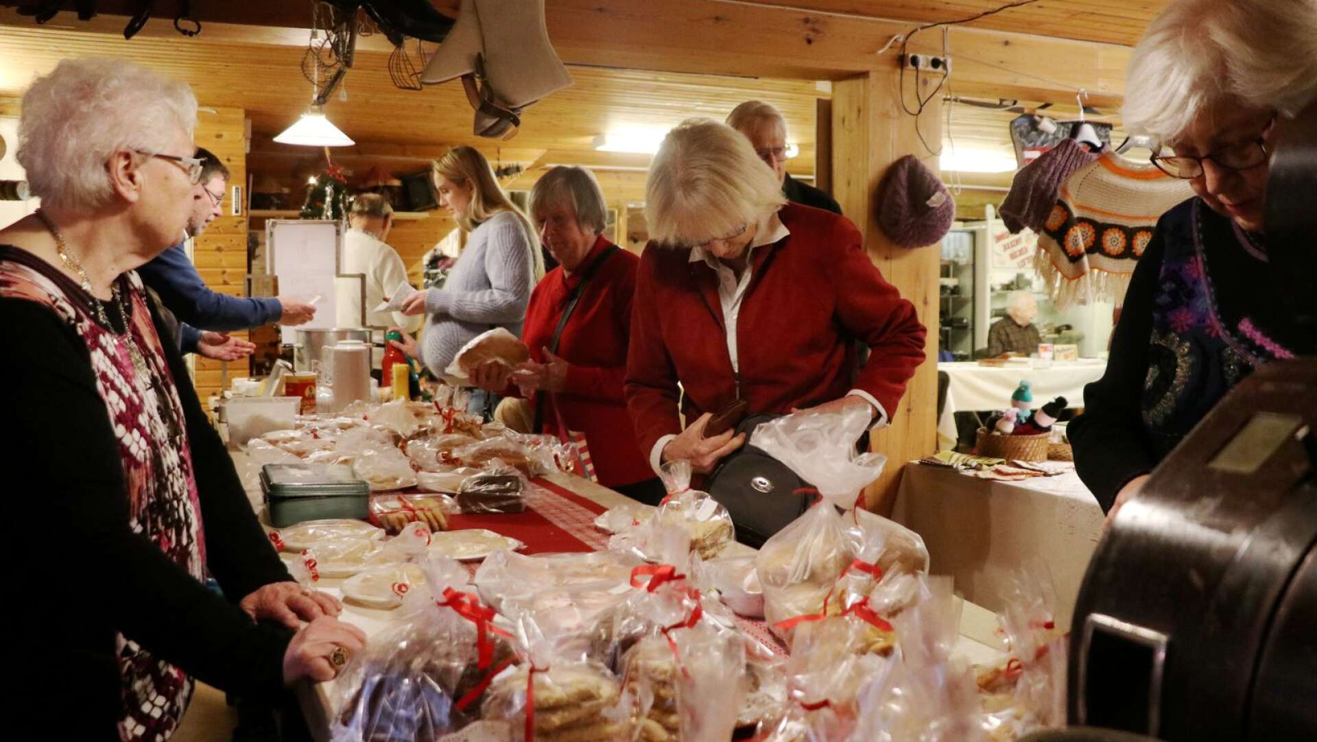 Småkakor, lusskatter, finskor, julpepparkakor och saffransskorpor: utbudet av hembakt är alltid lika stort som uppskattat på hembygdsmuseets julmarknader. Bakom bordet står Håkan Bürgemeister och Stina Nilsson.

   
