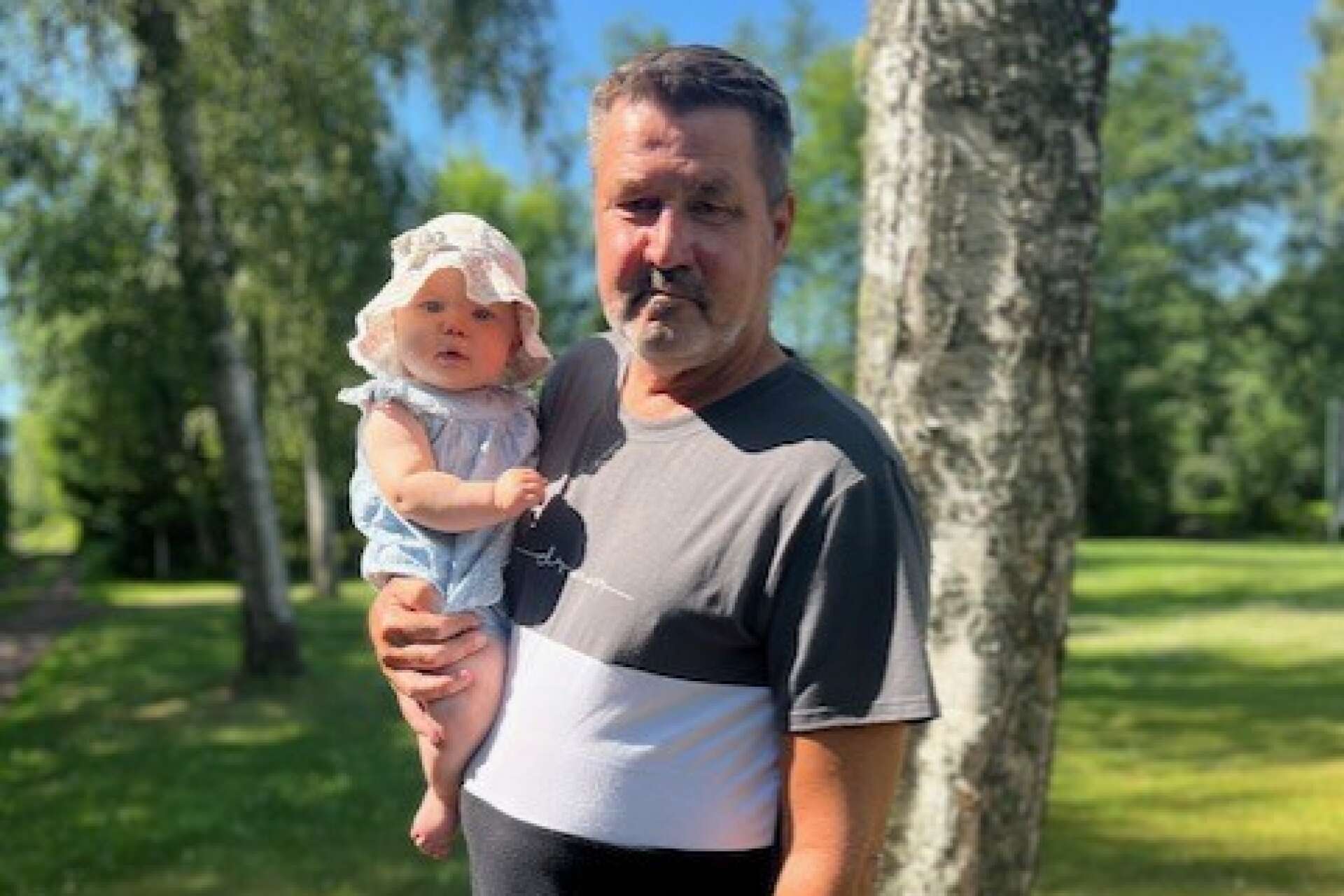 Niklas Karlsson med sitt yngsta barnbarn Leia som ofta är hos morfar.