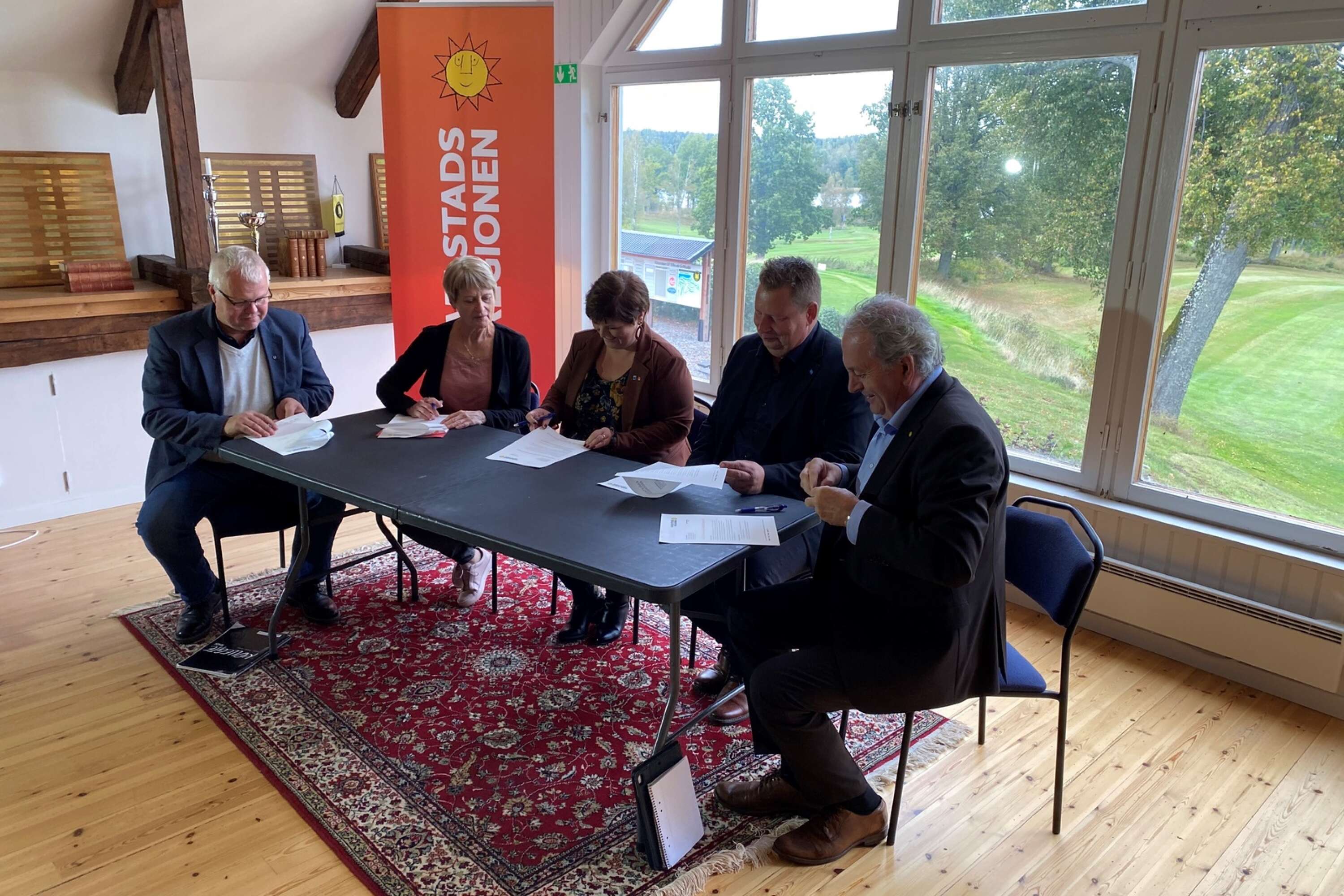 Kommunalråden Anders Johansson (S), Solweig Gard (S), Malin Hagström (S), Per Lawén (S) och Per-Samuel Nisser (M) undertecknar avtalet.