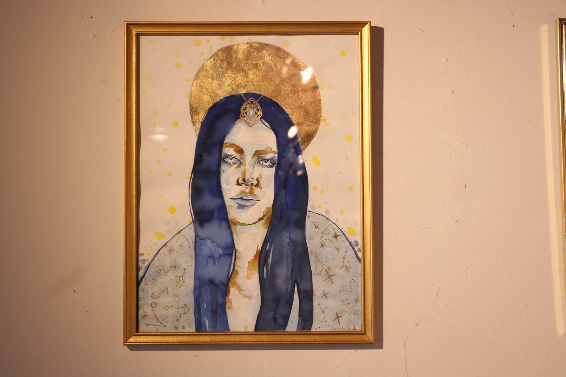 Erin arbetade med bladguld när hon målade ett porträtt av sig själv. 