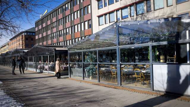 Den politiska debatten kring regler för uteserveringar och serveringstillstånd i Karlstad trappas upp. 