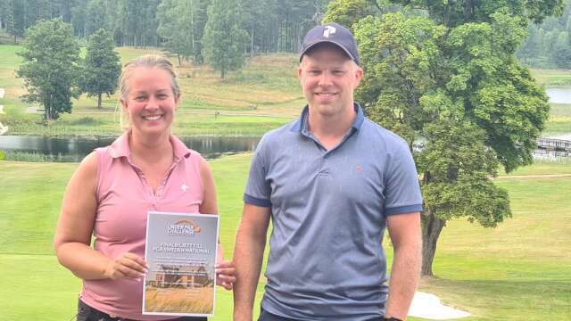 Äkta paret Maria Lindberg Engberg och Andreas Engberg strålade ikapp efter att ha vunnit A-klassen i torsdagens tävling ”Under par challenge”.