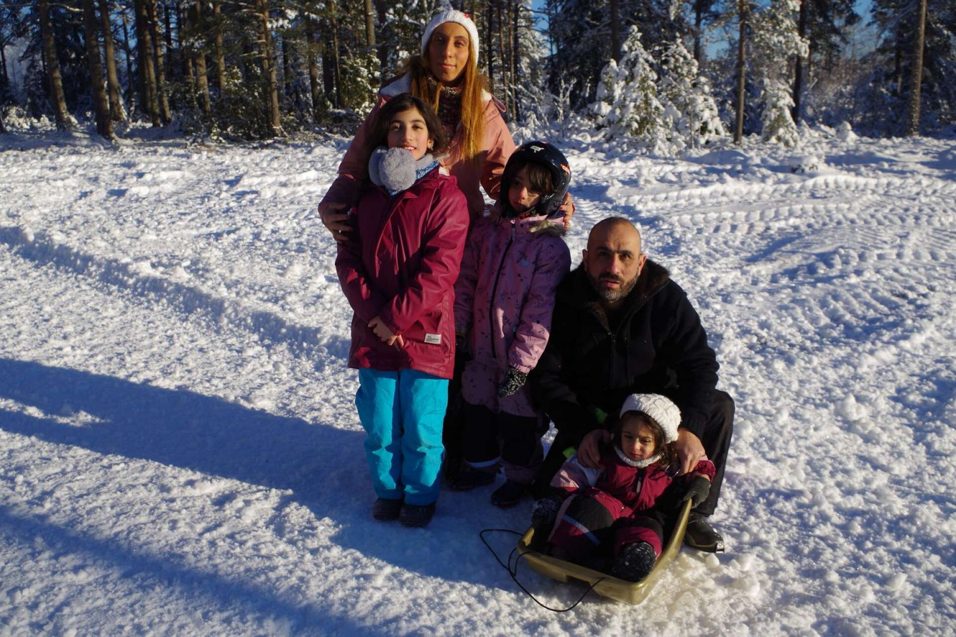Familjen Sepaie från Syrien gjorde debut i skid- och pulkabackar i Gillberga.