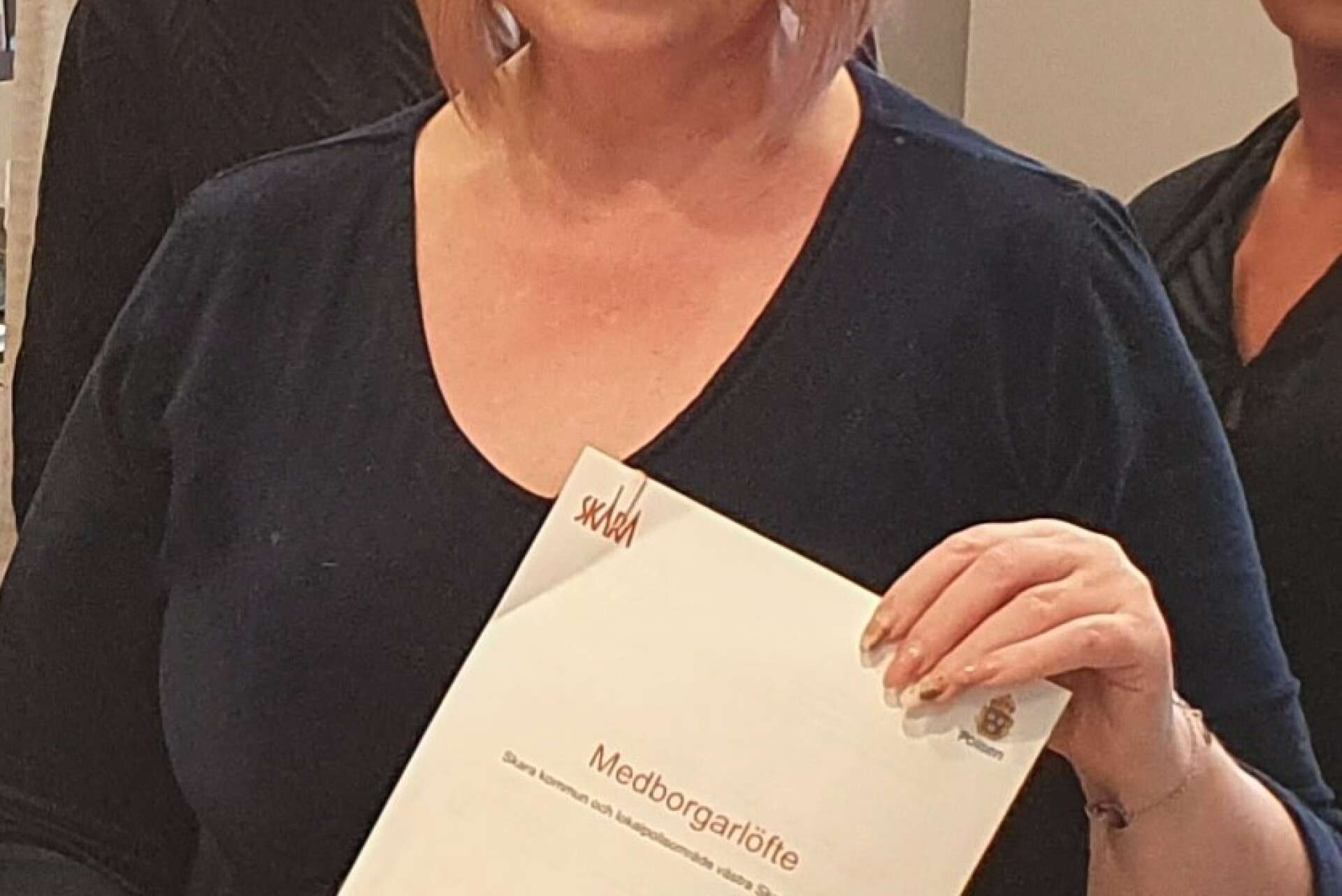 Ylva Pettersson (M), kommunstyrelsens ordförande i Skara från 2018. Här med det Medborgarlöfte som senast skrevs under.