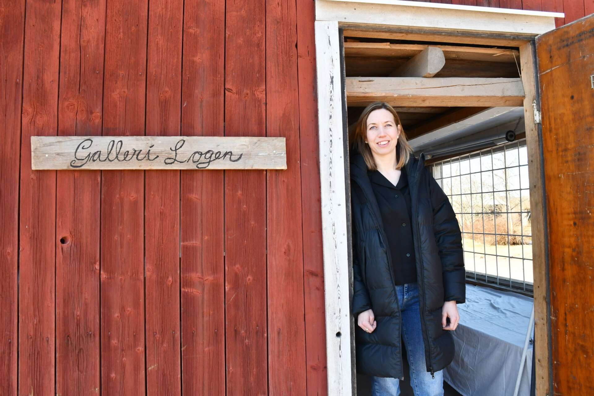 Logen hemma på gården i Västra Ämtervik fylls av konst när Theréze Norell ställer ut i påsk.