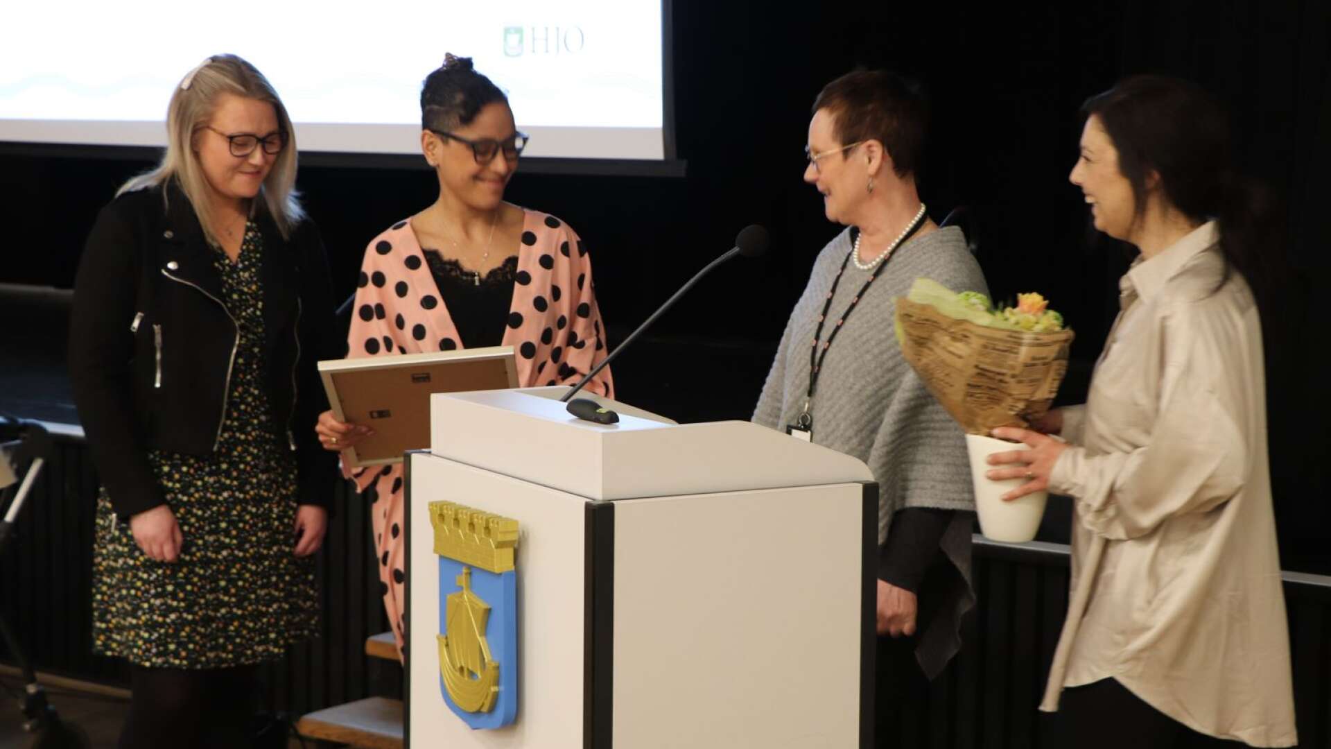 Felicia Lind och Malin Bergström-Johansson tog emot utmärkelsen Årets arbetsplats av kommundirektör Eva Ulfenborg och personalchef Pauline Du Puy.
