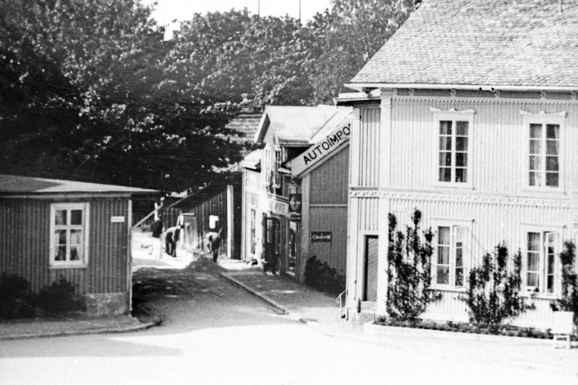 Autoimportens hus låg vid den en gång trånga passagen väster om Hygerthhuset. I dag kan man följa den vägen från bibliotekshuset till Hamngatan.