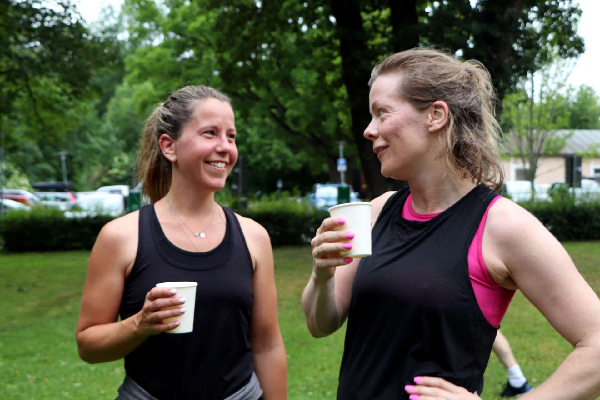 För Anna Hallbeck och Sara Mejer har motionsrundan Hjo mot cancer blivit en tradition. ”Det märks att alla Hjobor bidrar. Det är lätt när många hjälps åt och man inte behöver bidra med så mycket, för vi gör stor skillnad tillsammans”, är de överens om.