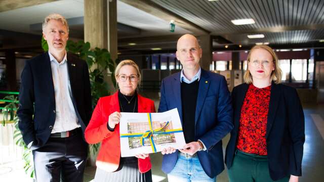 Regionråden Erik Evestam (C), Åsa Johansson (S) och Elisabeth Björk (V) lämnade efter onsdagens fullmäktige in en symbolisk bygglovsansökan för den första etappen av nya CSK till Anders Tallgren (S), ordförande i stadsbyggnadsnämnden i Karlstads kommun.