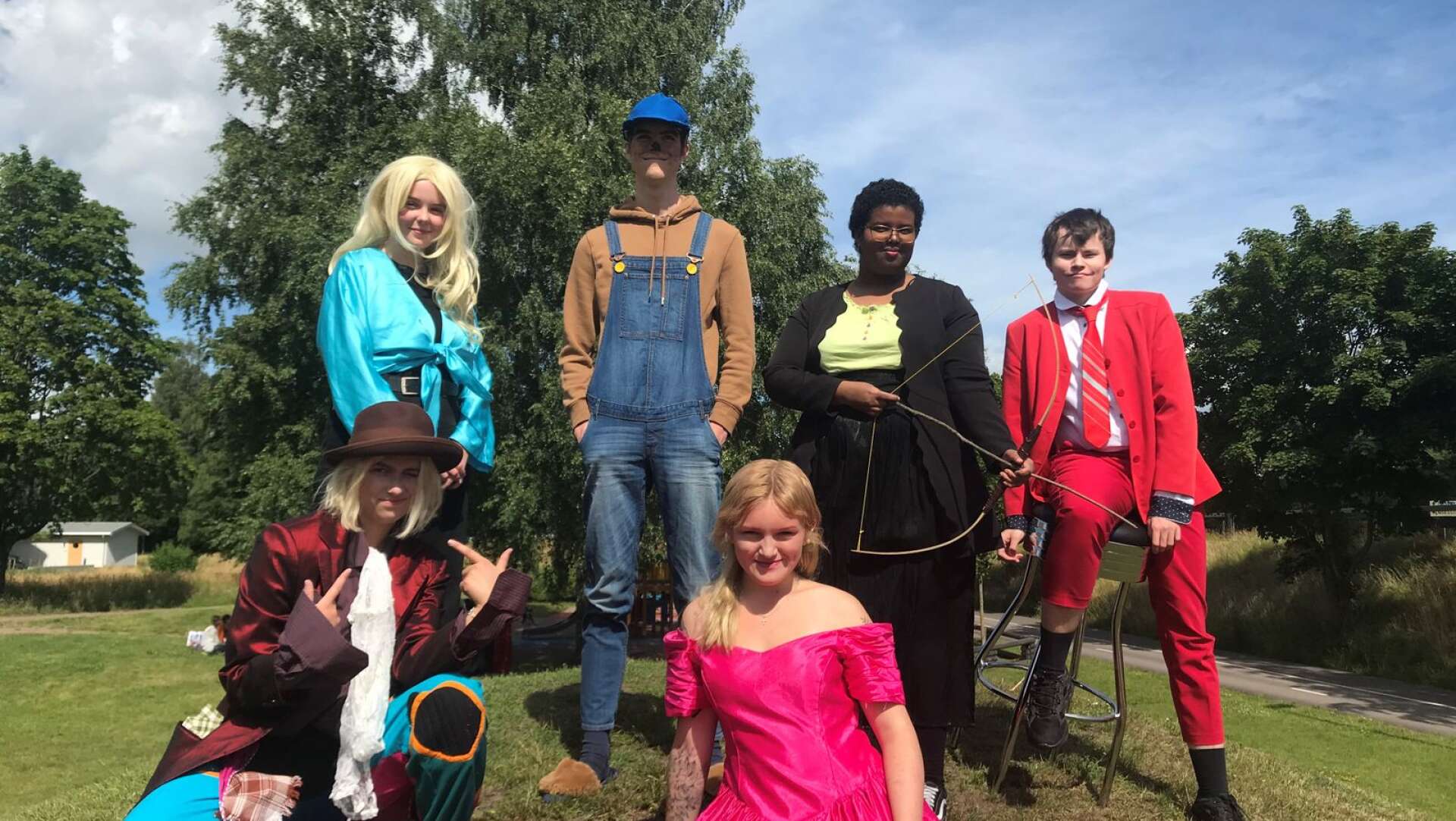 Sex ungdomar i Karlstads kommun sommarjobbar genom att producera och framföra barnteater. Teatern spelas till och med 24 juli.